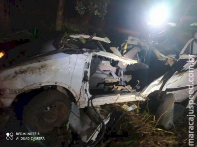 Casal morre depois de carro aquaplanar e capotar na BR-262