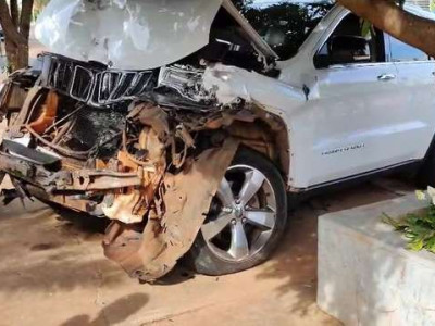 Condutor de veículo de luxo atinge carros estacionados e foge do local em Ivinhema