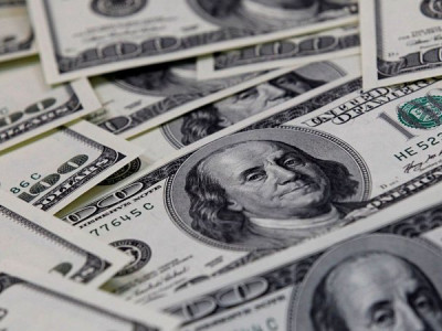 Dólar encosta em R$ 5,61, pressionado por mercado externo
