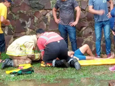 Grupo salva mulher que foi arrastada 100 metros por enxurrada