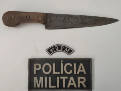 Homem é preso após ameaçar e agredir companheira