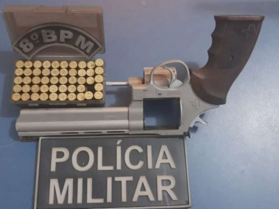 Homem efetua disparos de arma de fogo durante festa