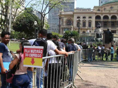 IBGE: desemprego cai 1,6 ponto percentual e atinge em 12,6%