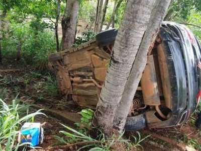 Motorista perde o controle de carro e capota na BR-262
