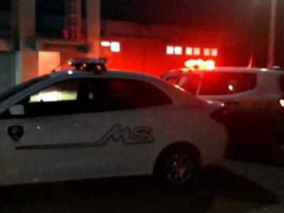 Mulher encontra amiga morta ao visita-la em casa