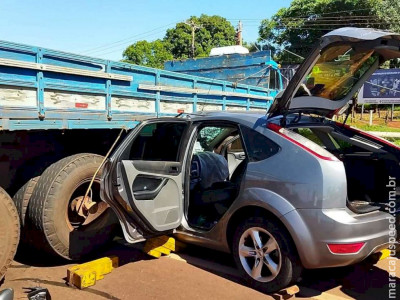 Mulher fica ferida em colisão entre carro e caminhão na BR-163