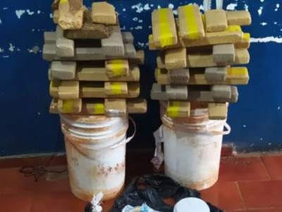 Mulher que fazia delivery de droga é presa com cocaína no sutiã 