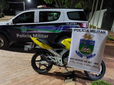 Polícia apreende motocicleta irregular e drogas com indivíduo