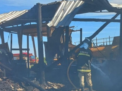 Barracão de fazenda é destruído em incêndio