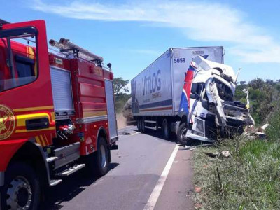Batida entre carretas deixa motorista em estado grave em MS