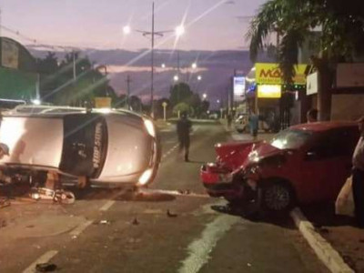 Batida entre carros deixa passageiro preso às ferragens em MS
