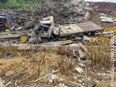 Caminhão cai na serra da BR-060 e acidente mata uma pessoa