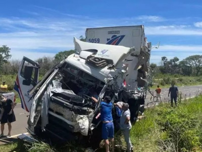 Caminhoneiro que ficou preso às ferragens morre em hospital