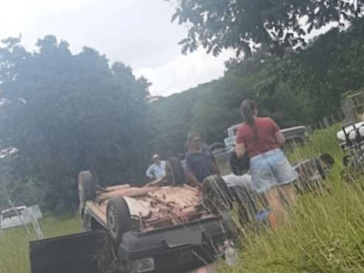 Capotamento deixa cinco pessoas feridas em rodovia de MS