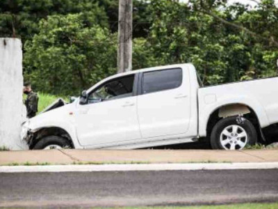 Carro bate e derruba muro da Base Aérea de Campo Grande