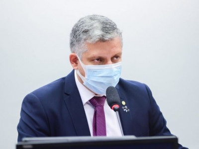 Deputados aprovam cotas para idosos no EJA