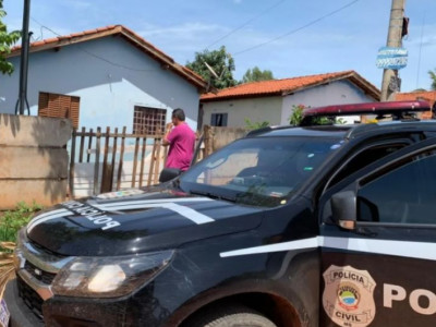 Homem agride e ameaça esposa com faca e vai preso 