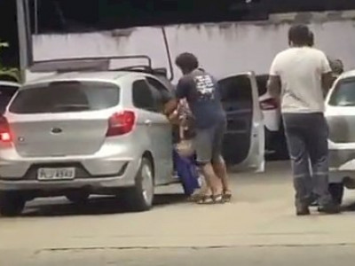 Homem agride mulher em posto de gasolina e apanha de populares 