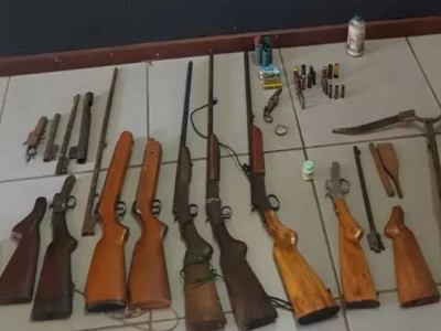 Homem é preso com dez armas, várias munições e pólvora