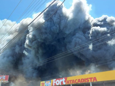 Incêndio de grandes proporções atinge Fort Atacadista em Florianópolis