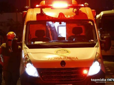 Jovem morre após bater moto contra caçamba de entulho
