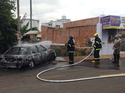 Motorista atropela lixeira e carro pega fogo em Campo Grande