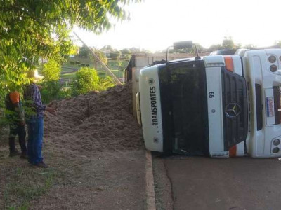 Motorista tomba carreta carregada de farelo de cana