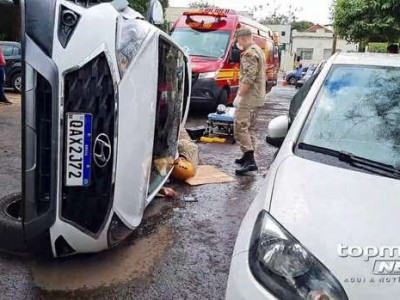 Mulher capota veículo ao bater em carro estacionado no Amambaí