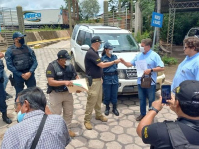 PM e polícia boliviana realizam devolução de carros roubados
