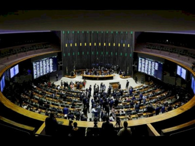 Políticos terão R$ 4,9 bilhões para gastar na campanha 