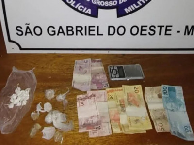 Traficante é flagrado com trouxinhas de cocaína
