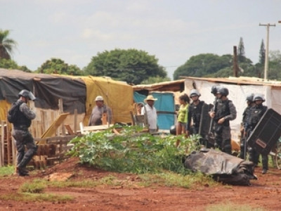 Tropa de Choque retira famílias de área ocupada em Sidrolândia