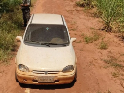 Veículo furtado é encontrado abandonado em estrada vicinal