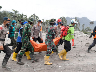Vulcão na Indonésia retoma erupção e mortos chegam a 22