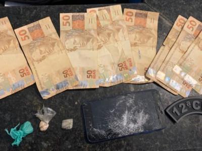 Após denúncia, traficante é preso com drogas e dinheiro