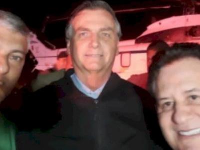 Bolsonaro viaja e acompanha jogo beneficente com sertanejos