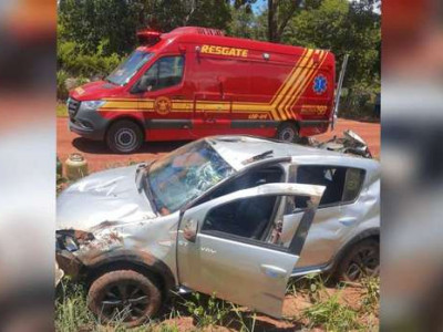 Carro capota em estrada de terra em Anastácio