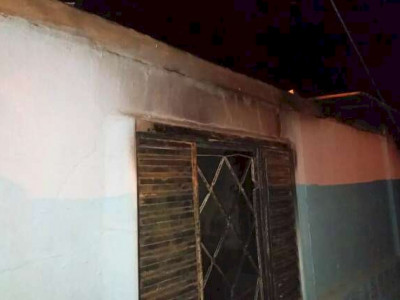 Casal é retirado inconsciente de residência em chamas