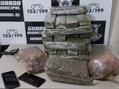 Dupla é flagrada com maconha e 