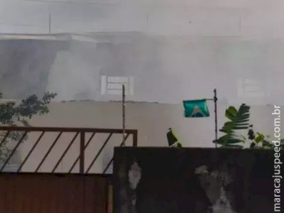 Galpão pega fogo e labaredas altas assustam vizinhos em MS