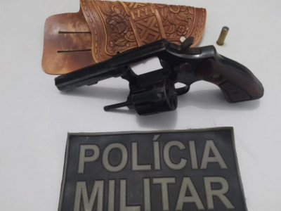 Homem com mandado de prisão em aberto é preso com revólver