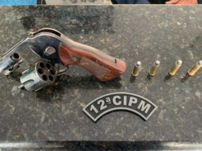 Homem é flagrado dormindo ao lado de arma em via pública