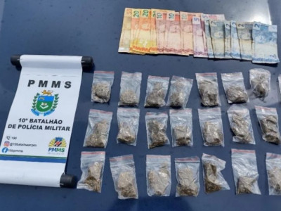 Homem é flagrado escondendo drogas em lixeira