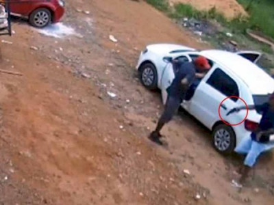 Imagens mostram momento em que dupla em Gol atira contra rapaz