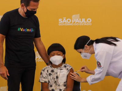 Indígena é a 1ª criança vacinada contra a covid-19 no país