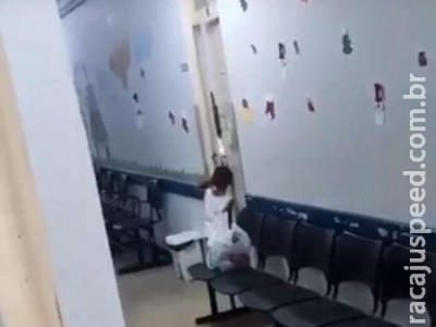 Médica obriga mãe a deixar um dos filhos sozinho em corredor
