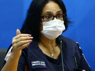 Ministra Damares Alves testa positivo para a covid-19