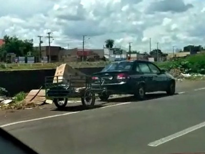 Motorista flagra descarte ilegal de lixo na Ernesto Geisel