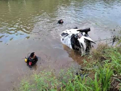 Mulher cai com carro em rio e escapa da morte em Goiás
