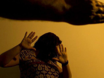 Mulher é agredida com socos no rosto pelo marido 